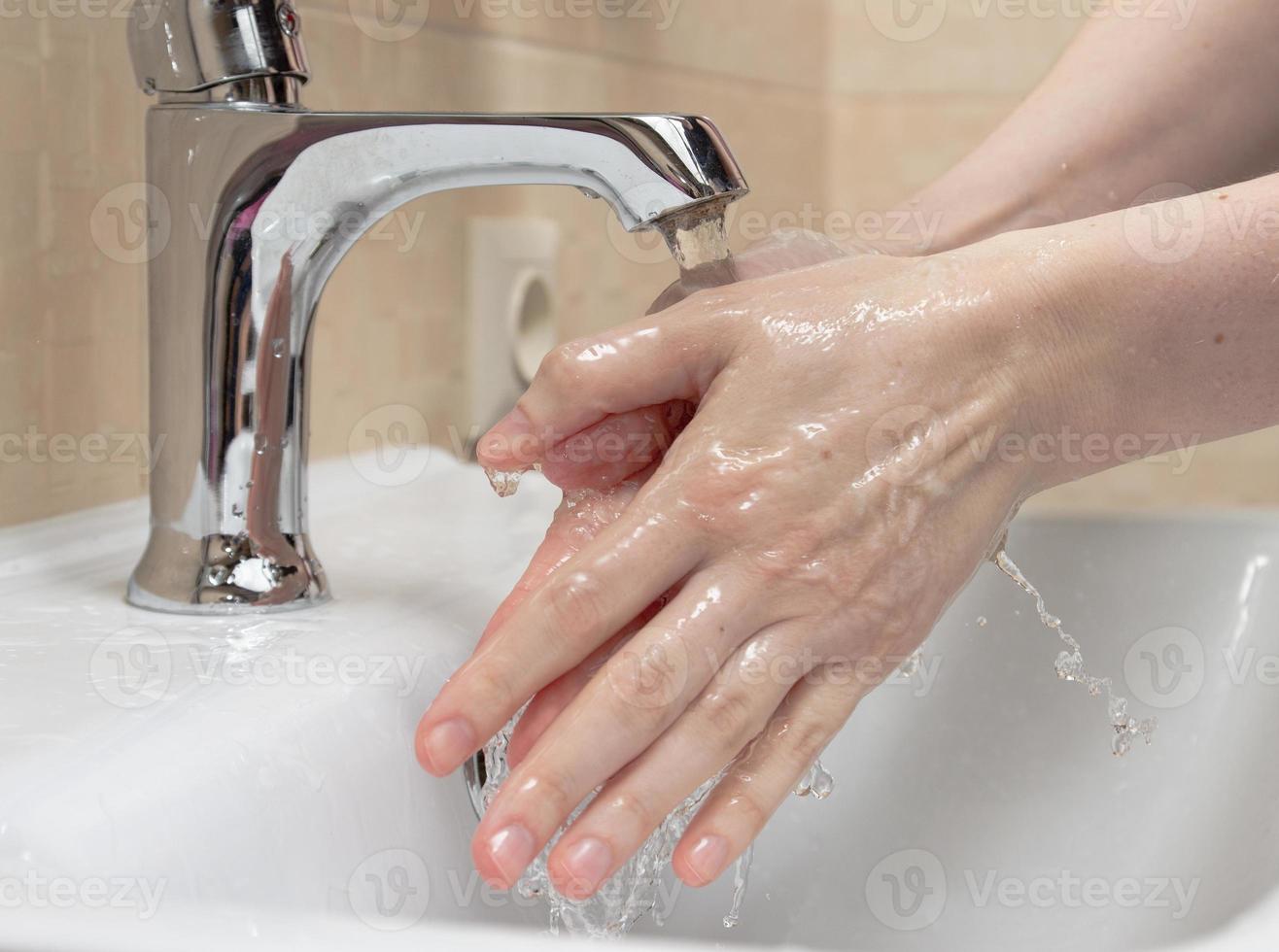 higiene. limpieza de manos. lavarse las manos con agua limpia. mano de mujer protéjase de la pandemia del coronavirus covid-19. cerca de la foto