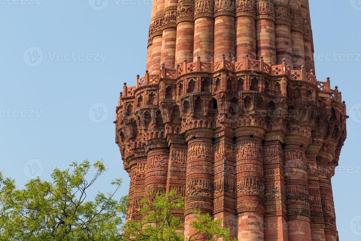 patrones tallados de la torre en qutub minar. foto