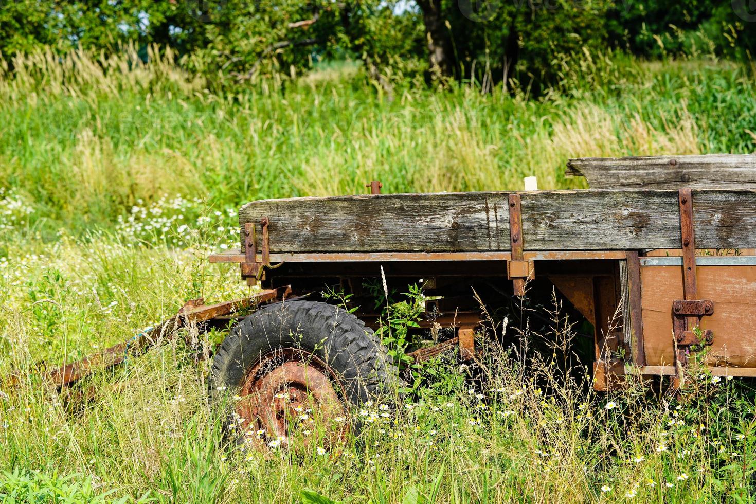 un viejo vehículo utilitario agrícola abandonado y olvidado en el viejo país de hamburgo foto