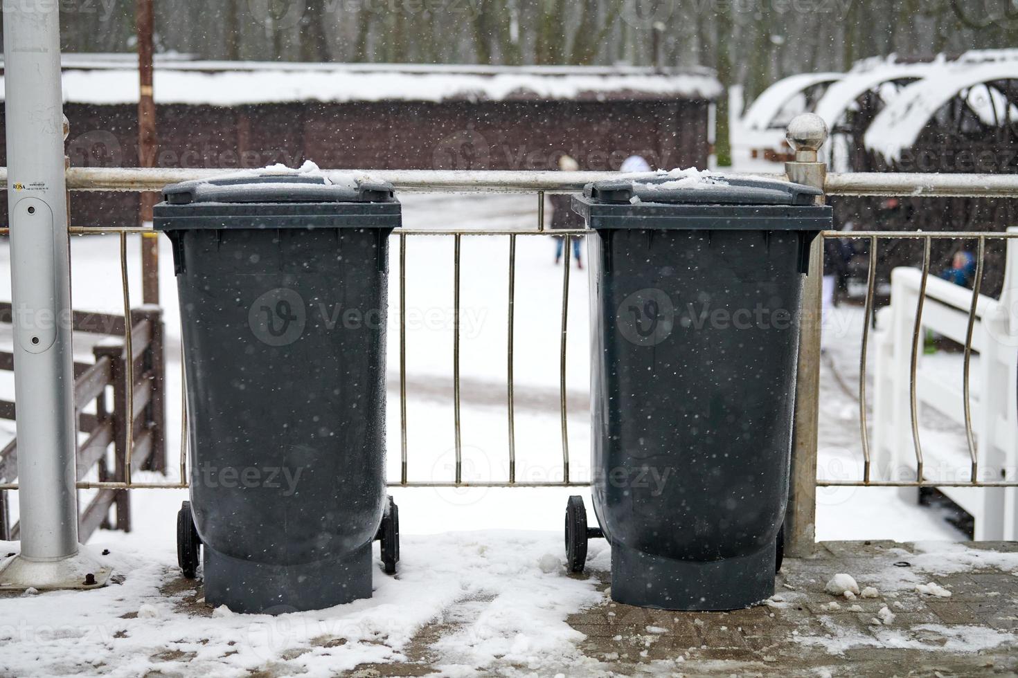 cubos de basura grises, contenedores de basura al aire libre en invierno foto