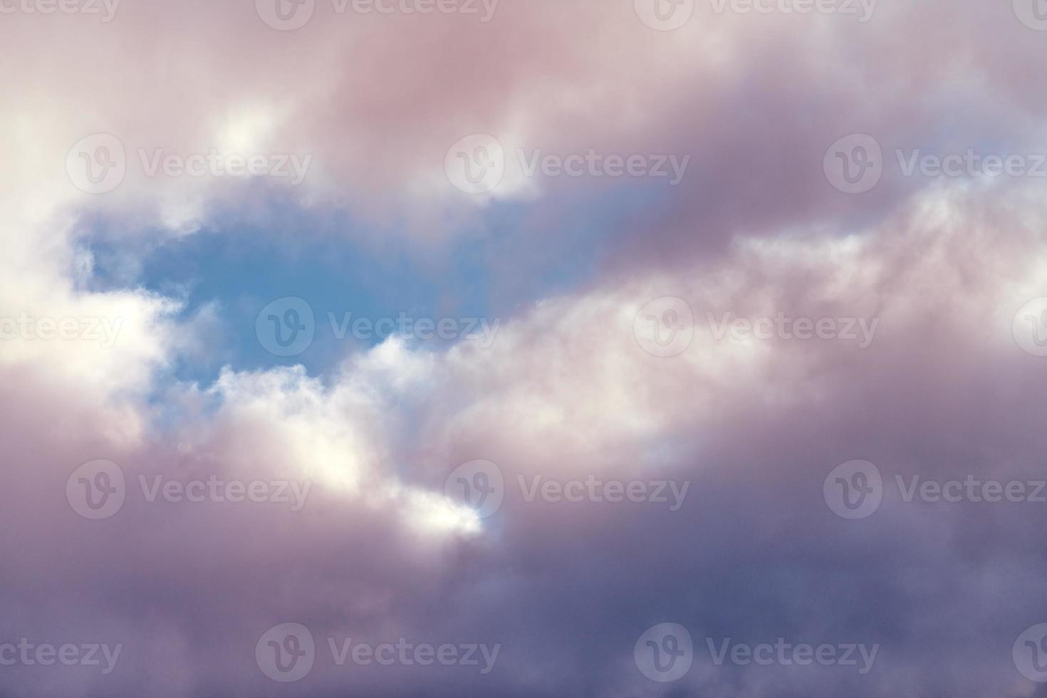cúmulos esponjosos nubes moradas y rosas, paisaje de nubes foto