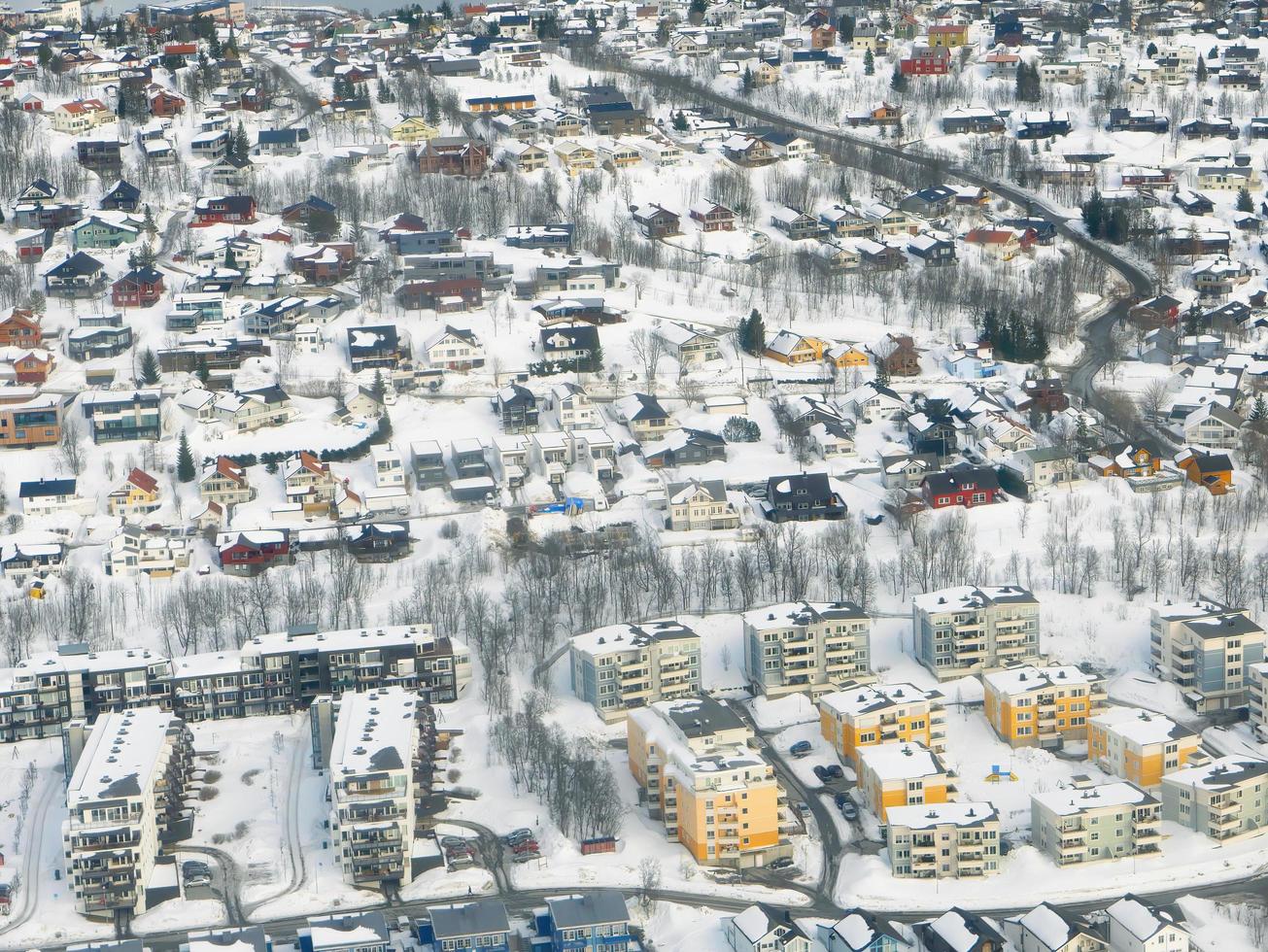 vista de pájaro del edificio colorido cubierto de nieve blanca en la ciudad de invierno tim foto