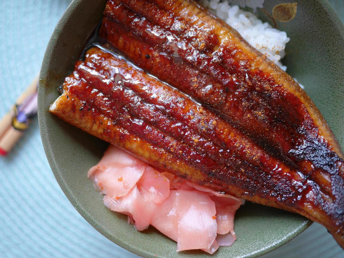 anguila de agua dulce a la parrilla de carbón japonés unagi servida sobre arroz o unagi don, cocina tradicional japonesa, arroz cubierto con anguila asada foto