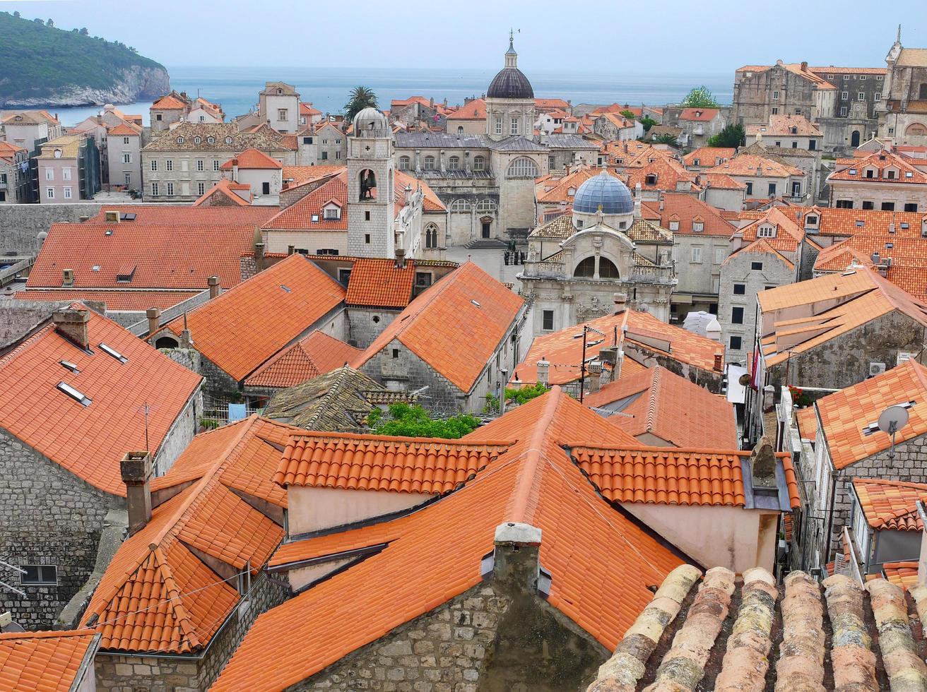 vista de ángulo alto del hermoso casco antiguo techo de color rojo y naranja europa croacia foto