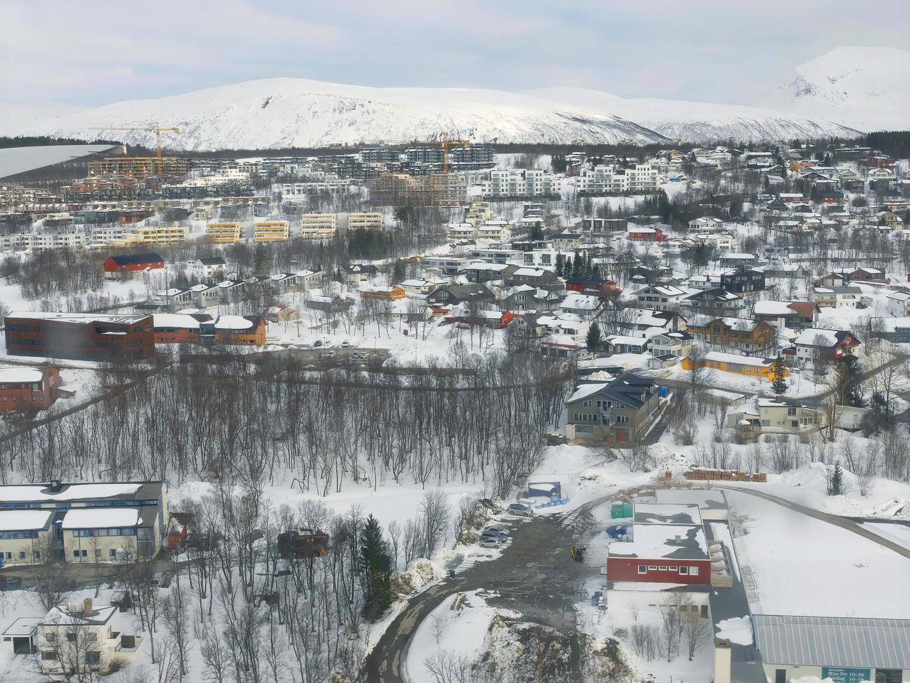 vista aérea de la ciudad cubierta de nieve blanca tromso noruega invierno, papel tapiz de edificio colorido foto