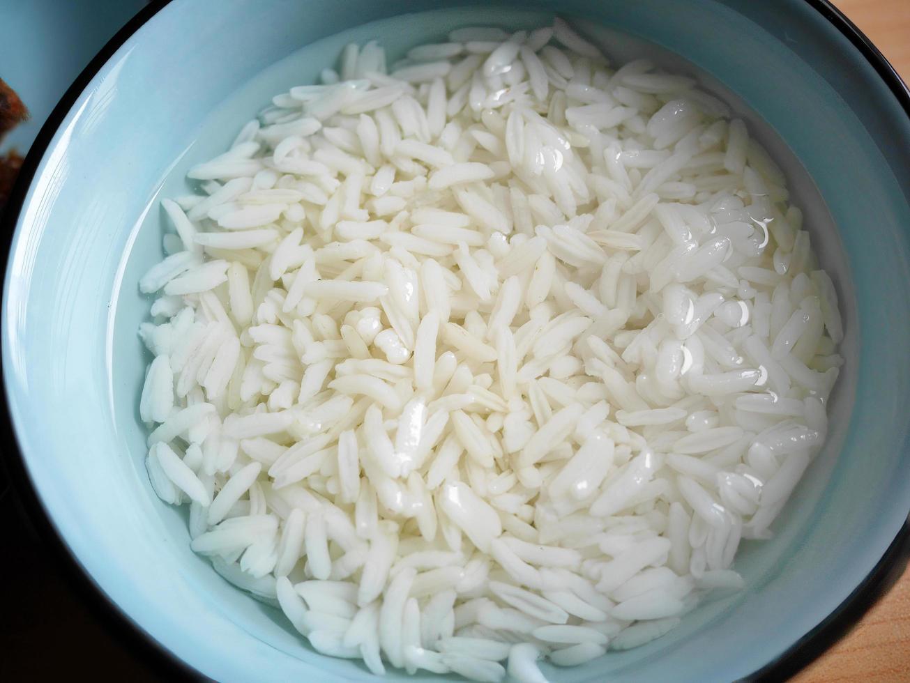 vista superior primer plano de arroz jazmín blanco cocido en el agua helada de jazmín llamada arroz khao chae en el menú de verano de tradición tailandesa de agua helada foto