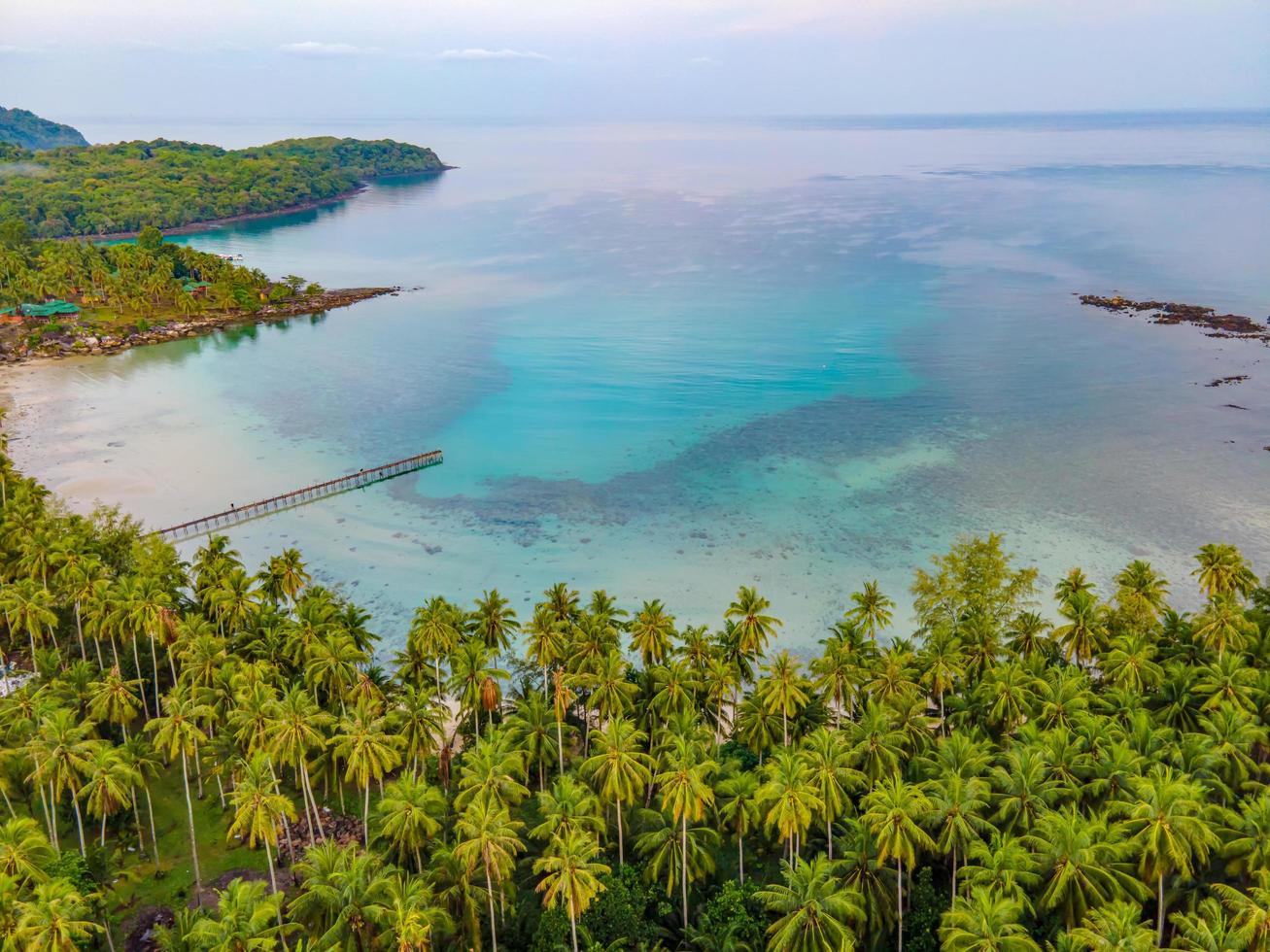 vista aérea de la playa de la isla del paraíso tropical de la naturaleza disfruta de un buen verano en la playa con agua clara y cielo azul en koh kood o ko kut, tailandia. foto