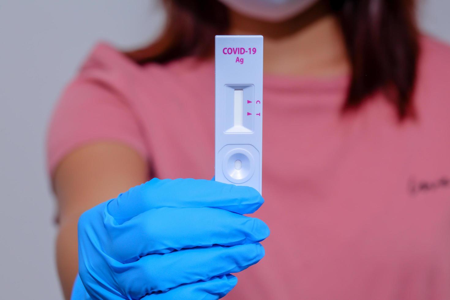 primer plano de una enfermedad del virus de la corona. kit de atención médica para la prueba de antígeno rápido covid-19, prueba de detección rápida, cómodo para la prueba en casa por sí mismo. foto