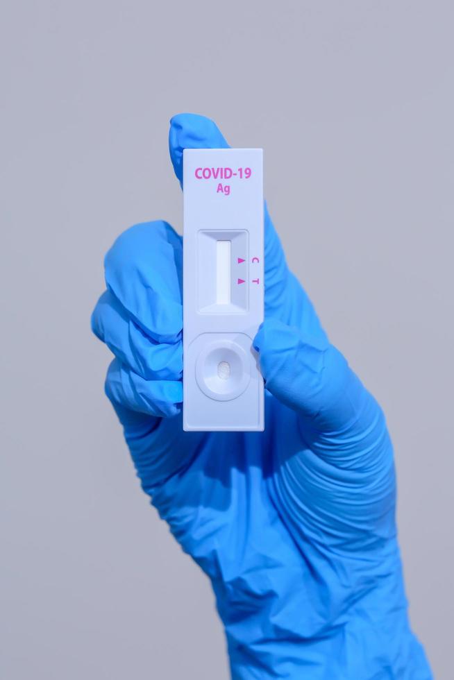 primer plano de una enfermedad del virus de la corona. kit de atención médica para la prueba de antígeno rápido covid-19, prueba de detección rápida, cómodo para la prueba en casa por sí mismo. foto