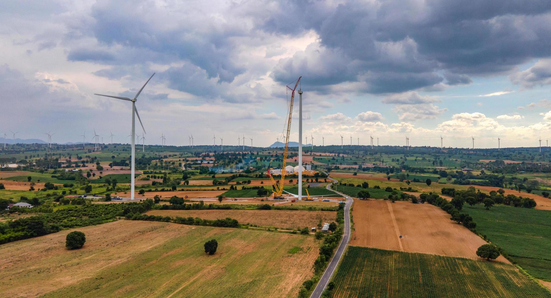 vista panorámica del parque eólico o del parque eólico, en el campo de la pradera es una de las fuentes de energía eléctrica renovables más limpias. con aerogeneradores de altura para la generación de electricidad. concepto de energía verde. foto