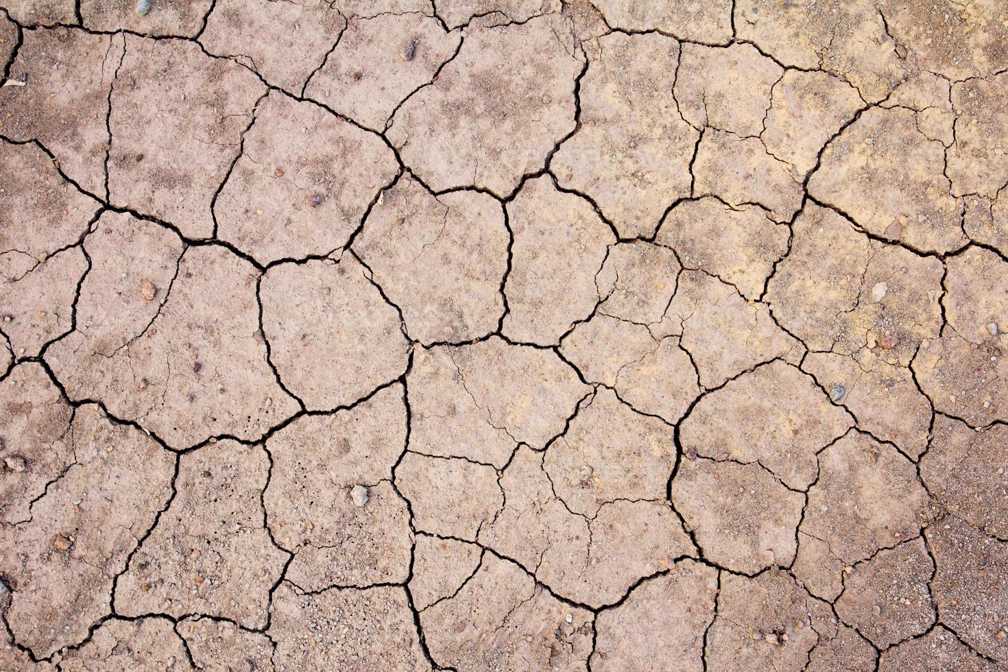 Fondo de suelo marrón seco agrietado, efecto de calentamiento global foto