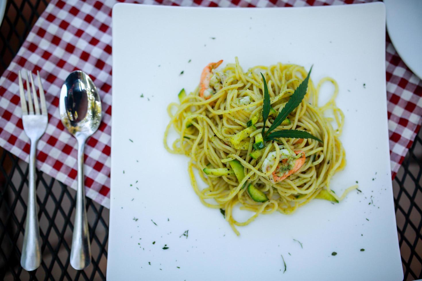 spaghetti una mezcla de hojas de cannabis, desarrollada para los amantes de la salud en una forma nueva, legal y con licencia. seguridad garantizada, ayuda a aliviar la ansiedad, reduce la tristeza. concepto de cannabis para la salud. foto