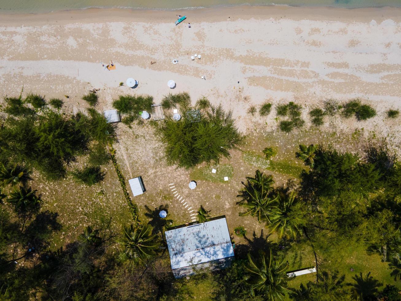 vista aérea de la playa de la isla del paraíso tropical de la naturaleza disfruta de un buen verano en la playa con agua clara y cielo azul en koh kood o ko kut, tailandia. foto