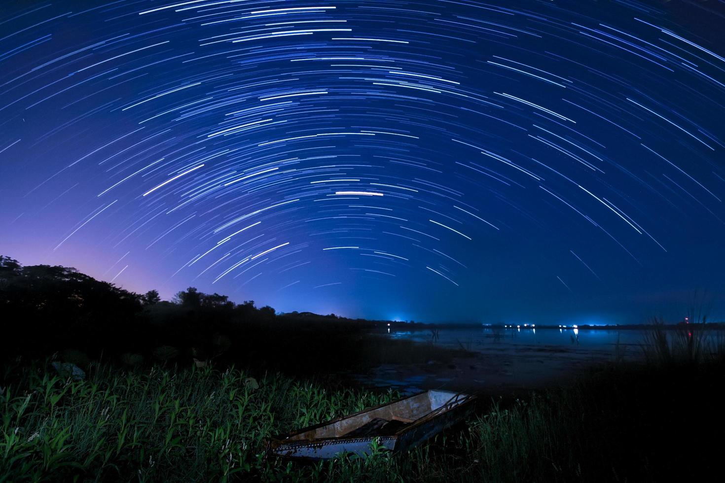 hermosa imagen de rastro de estrellas durante la noche foto