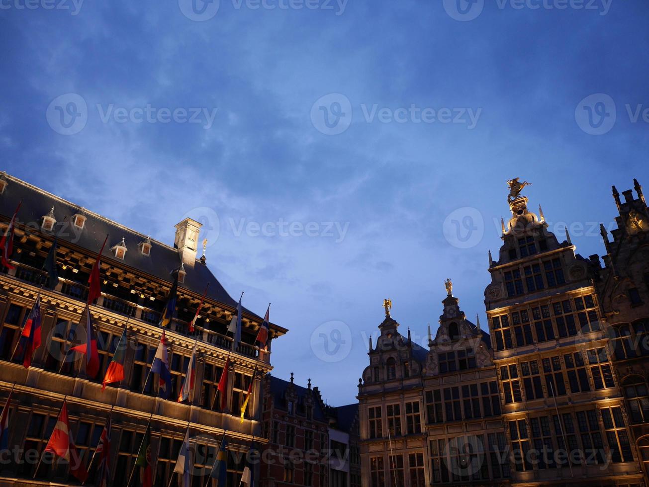 Amberes en Bélgica por la noche foto