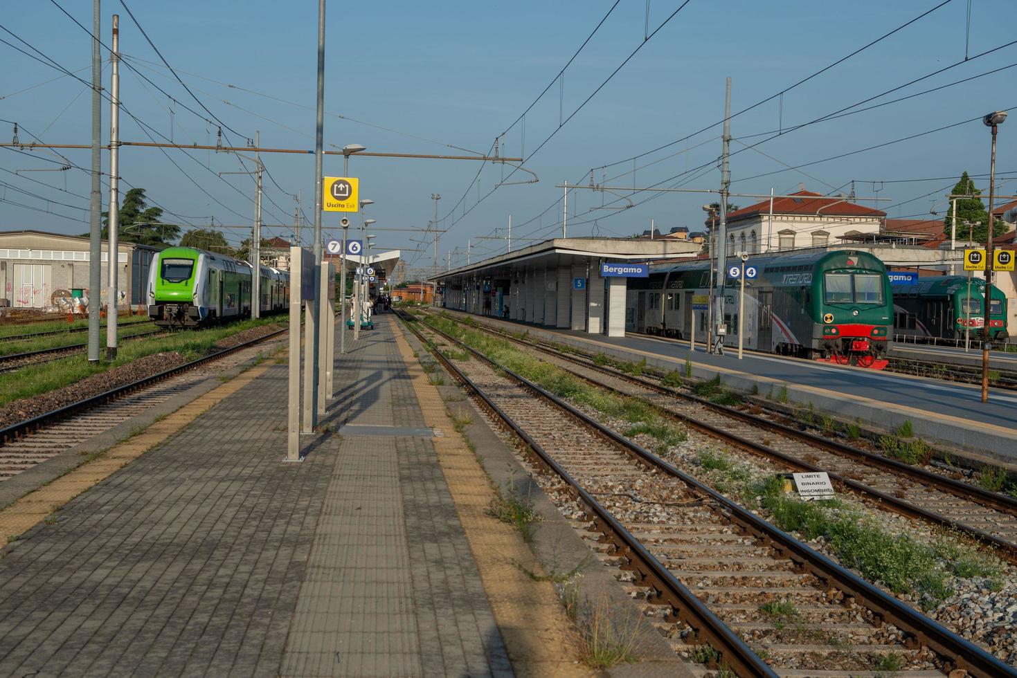 bergamo italia junio 2022 estación de tren de bergamo temprano en la mañana en verano foto