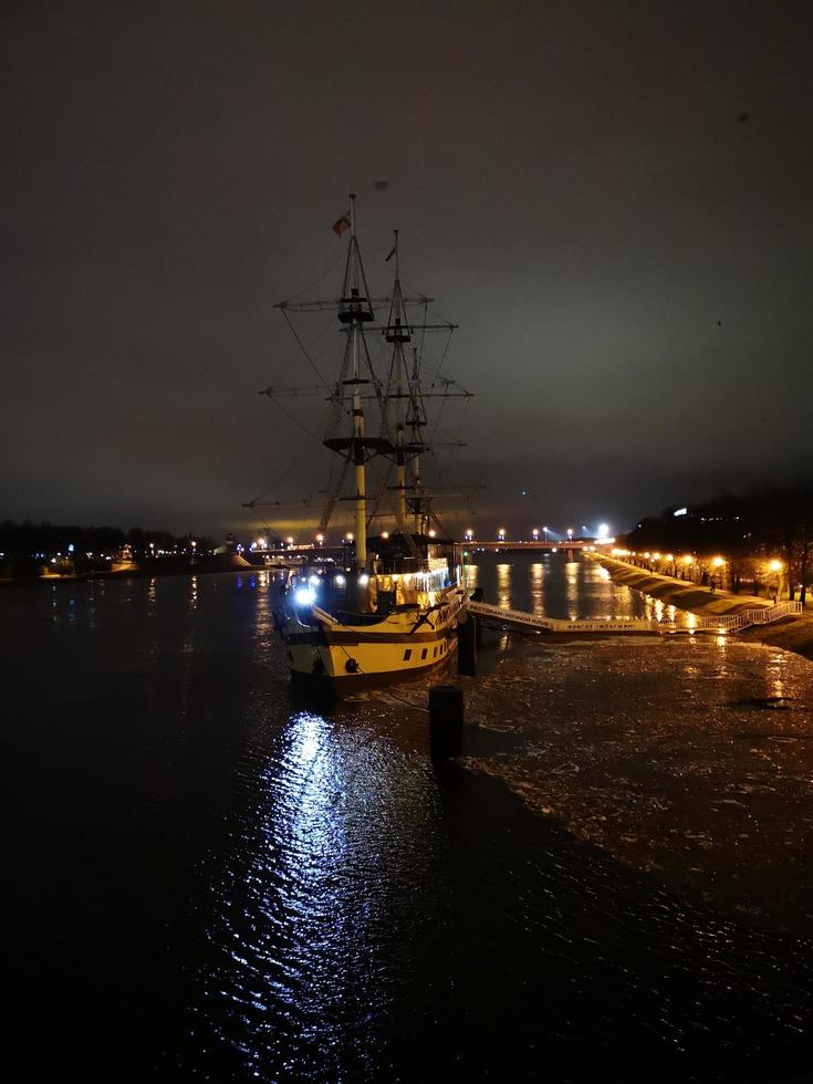 una fragata en el río. veliky novgorod foto