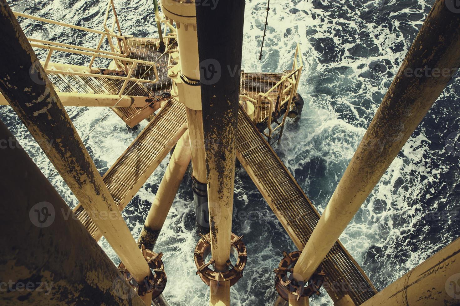 perforación en alta mar amarillo petróleo y gas foto