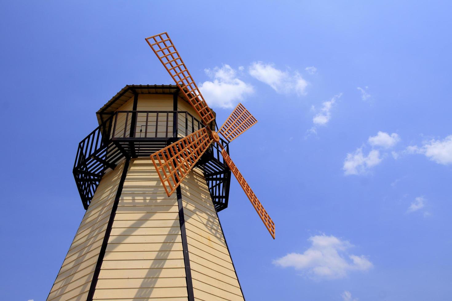 molino de viento con cielo azul. foto