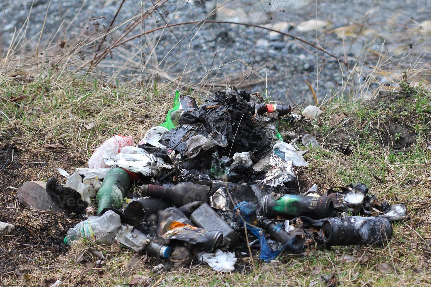 basura en la orilla del río foto