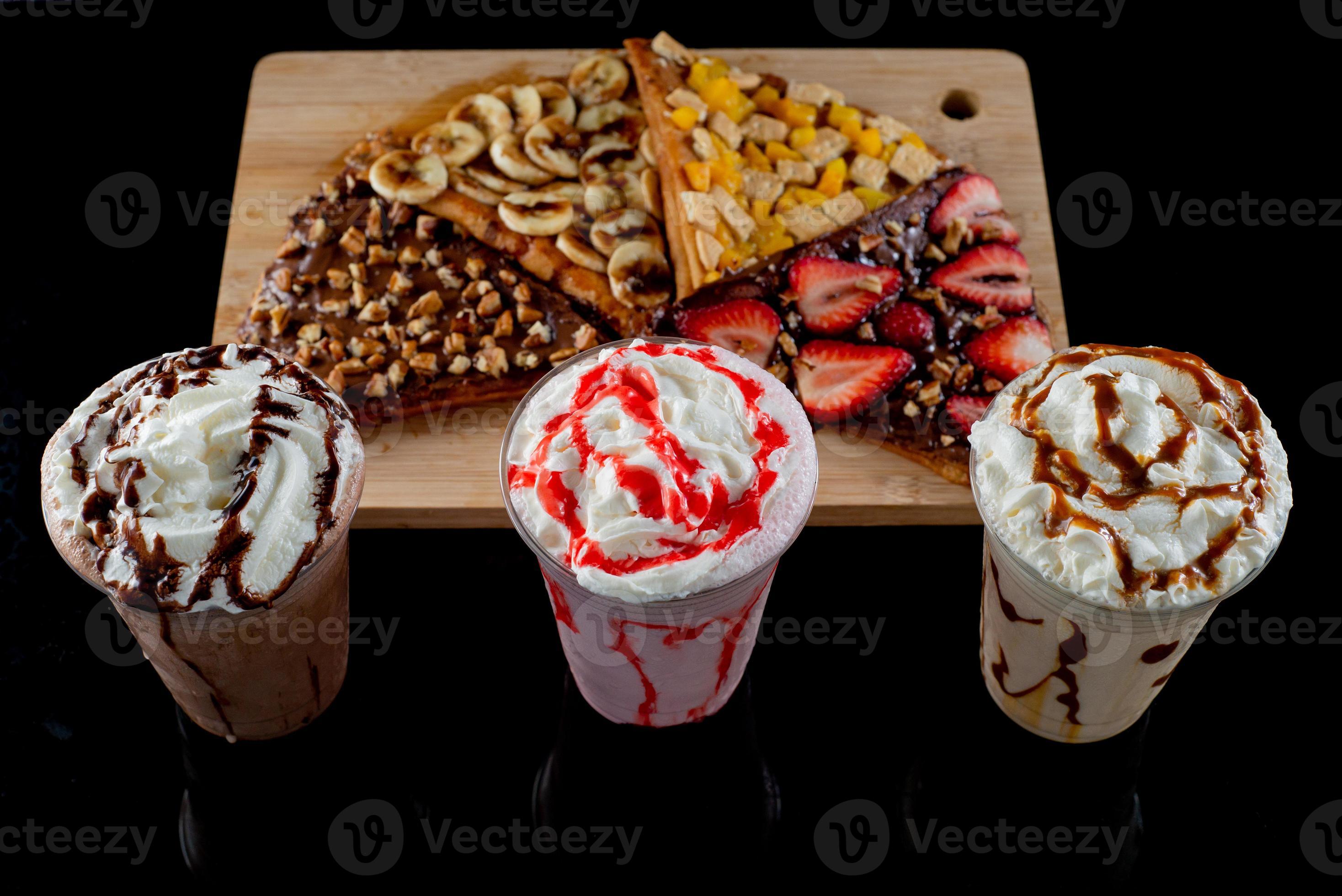 malteadas de diferentes sabores y crepes. fondo oscuro 9208338 Foto de