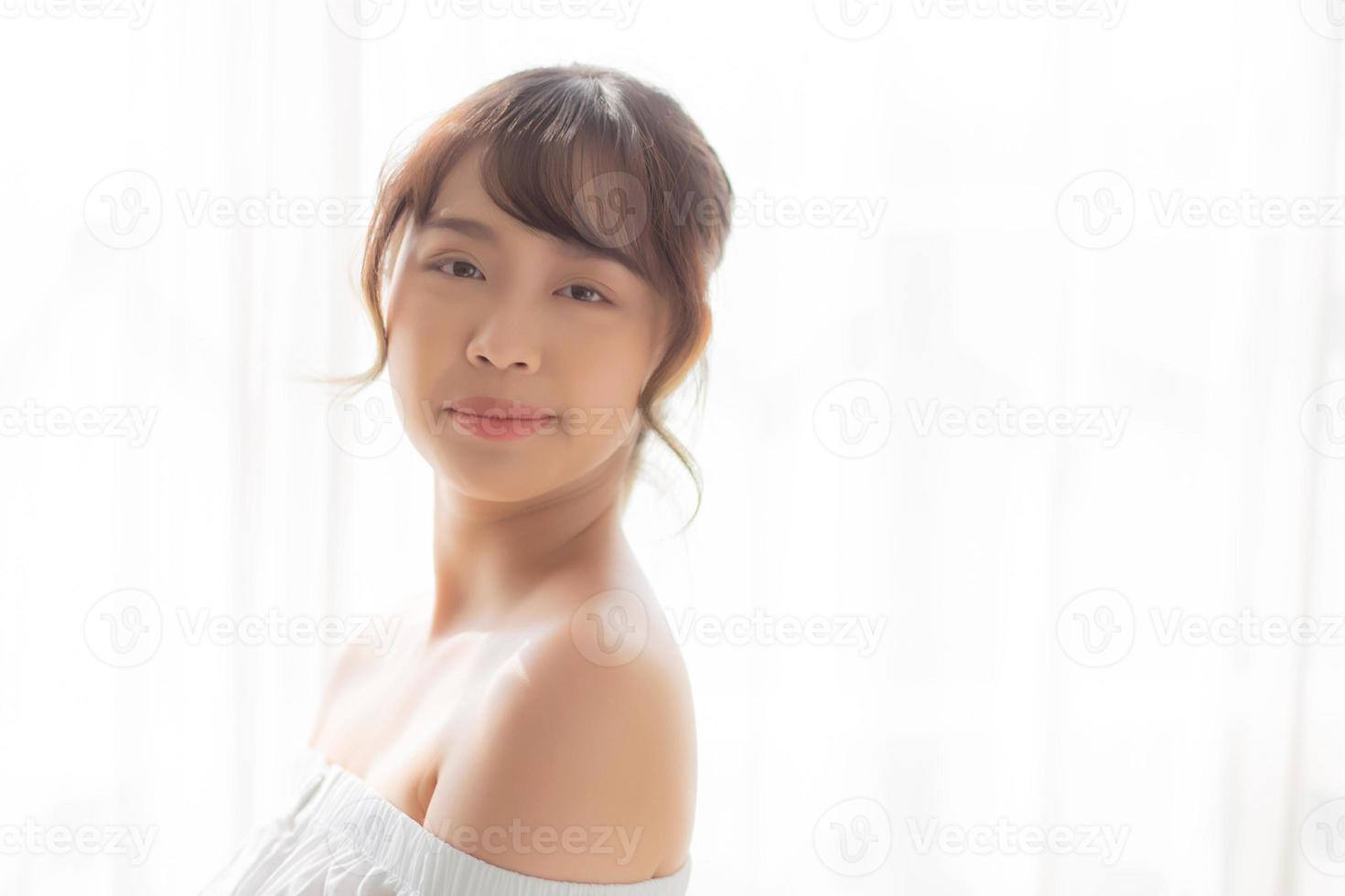 hermoso retrato joven mujer asiática maquillaje de cosmética, sonrisa de niña asiática y atractivo feliz, belleza facial perfecta con cuidado de la piel y atención médica, concepto de bienestar de estilo de vida. foto
