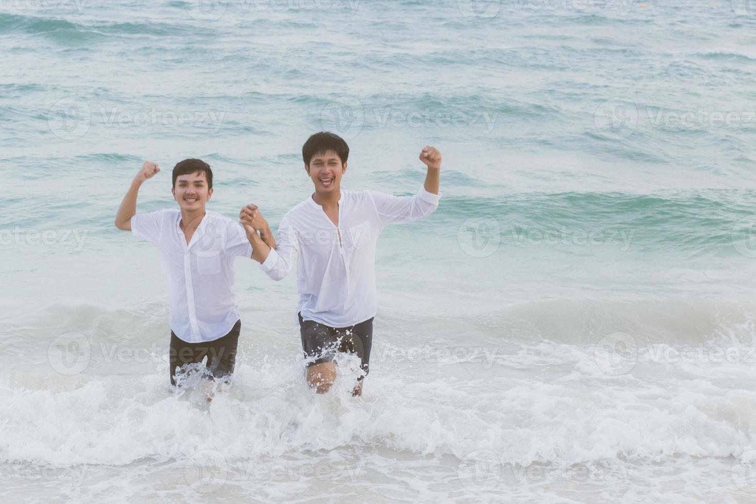 retrato homosexual joven pareja asiática corriendo alegremente juntos en la playa en verano, turismo gay de asia para el ocio y relajarse con felicidad en vacaciones en el mar, concepto legal lgbt. foto