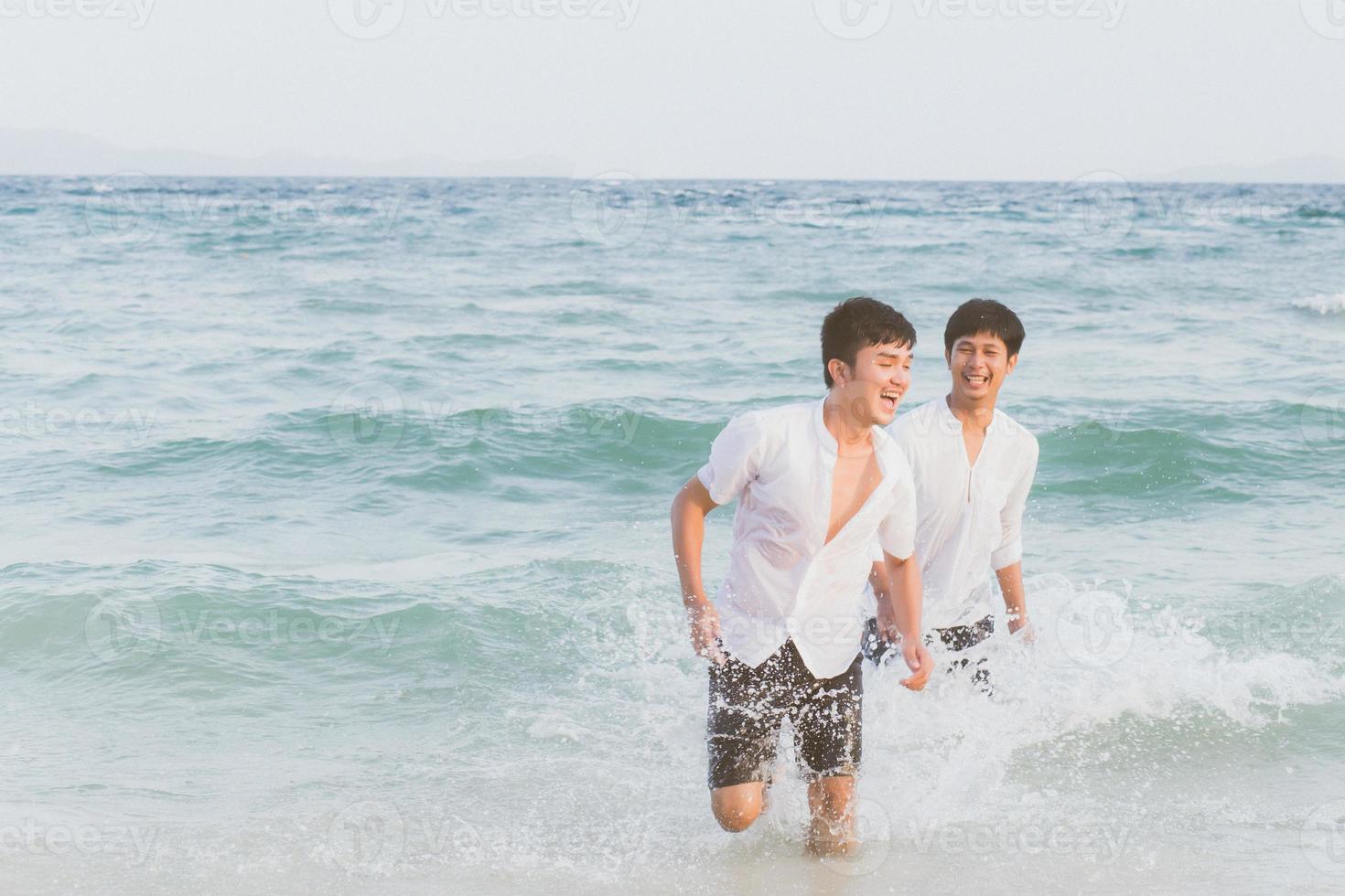retrato homosexual joven pareja asiática corriendo alegremente juntos en la playa en verano, turismo gay de asia para el ocio y relajarse con felicidad en vacaciones en el mar, concepto legal lgbt. foto