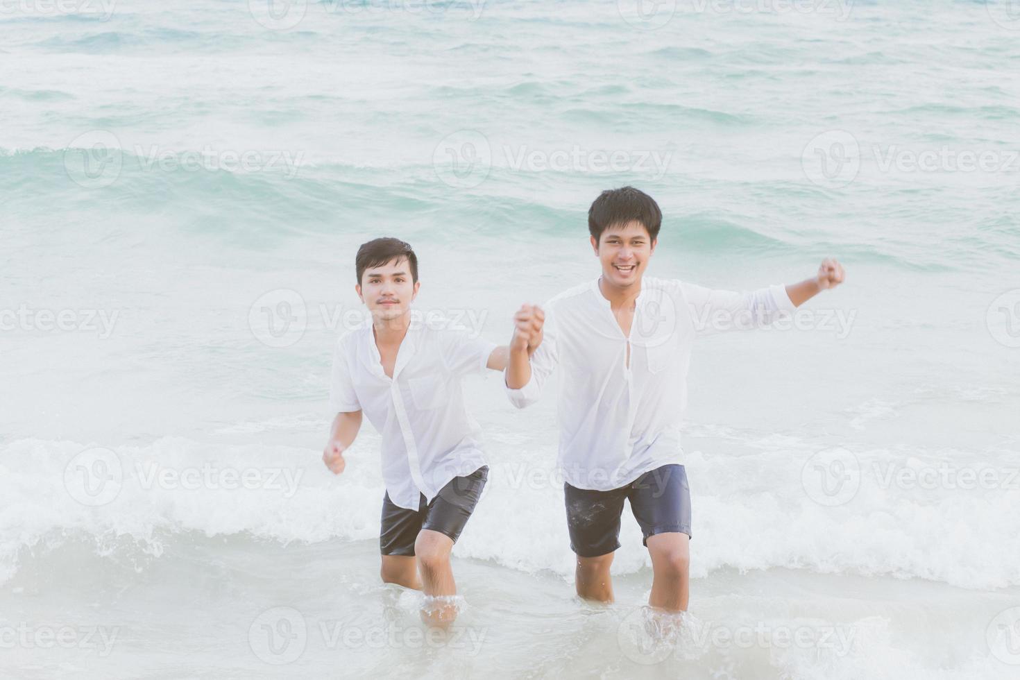 retrato homosexual joven pareja asiática corriendo alegremente juntos en la playa en verano, turismo gay de asia para el ocio y relajarse con felicidad en vacaciones en el mar, concepto legal lgbt. foto