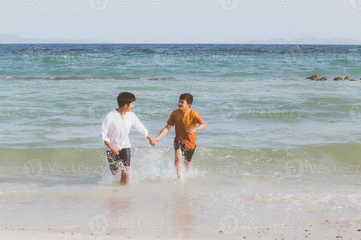 retrato homosexual joven pareja asiática corriendo alegremente juntos en la playa en verano, turismo gay de asia para el ocio y relajarse con felicidad en vacaciones en el mar, concepto legal lgbt. foto