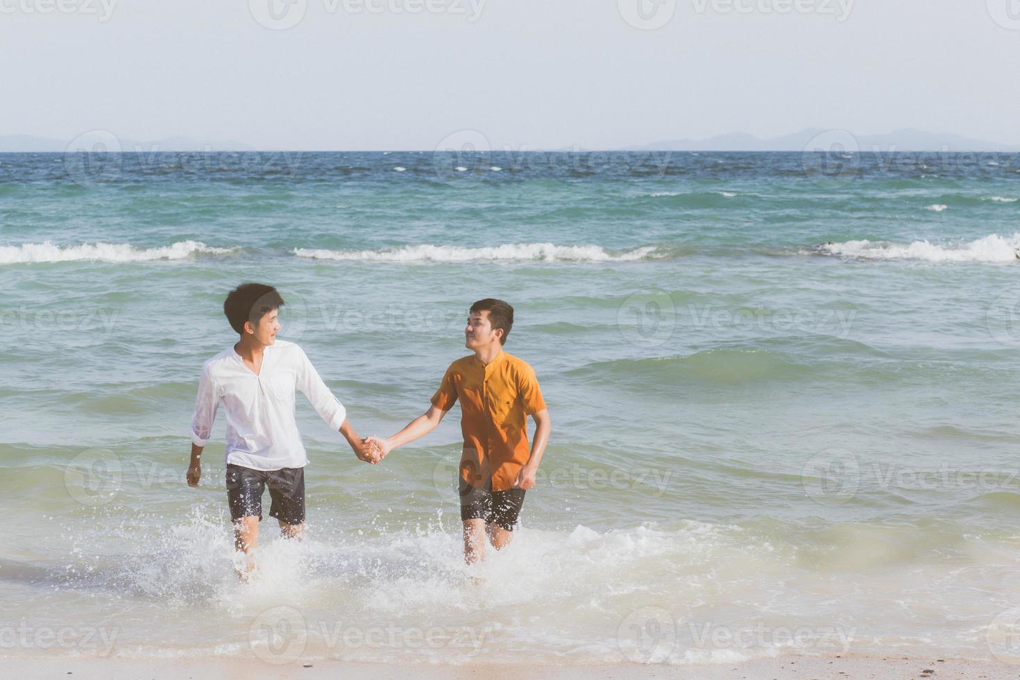 retrato homosexual joven pareja asiática corriendo alegremente juntos en la playa en verano, turismo gay de asia para el ocio y relajarse con felicidad en vacaciones en el mar, concepto legal lgbt. foto