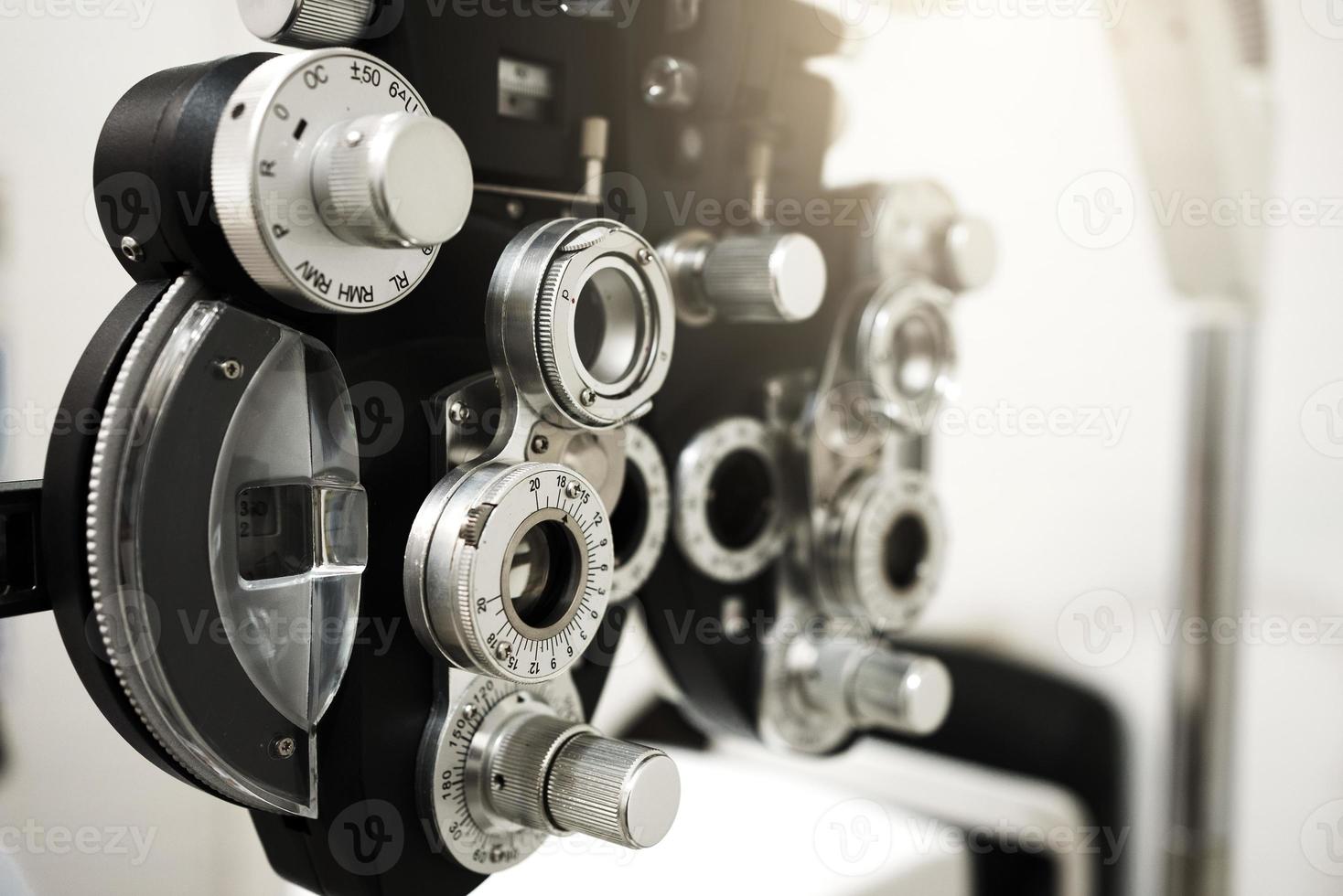 cierre de la máquina de prueba de medición de la vista del foróptero, control de la salud ocular y concepto de oftalmología. foto