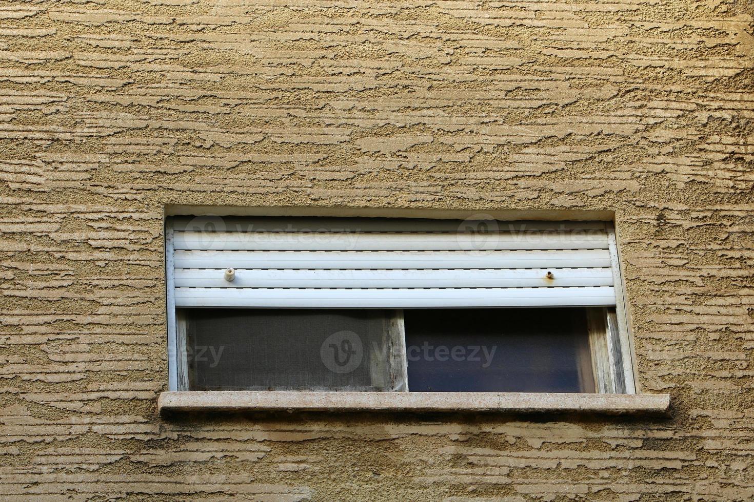 pequeña ventana en la gran ciudad foto