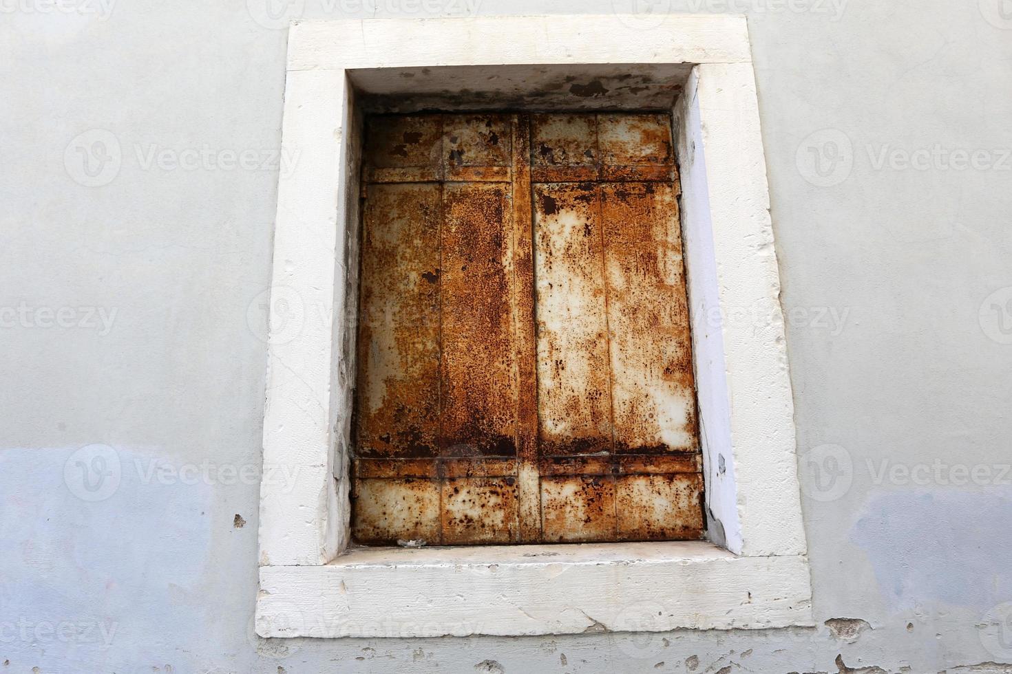 pequeña ventana en la gran ciudad foto