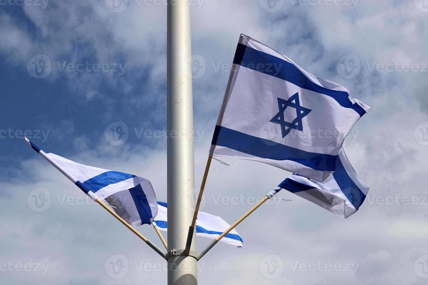 bandera azul y blanca israelí con la estrella de david foto