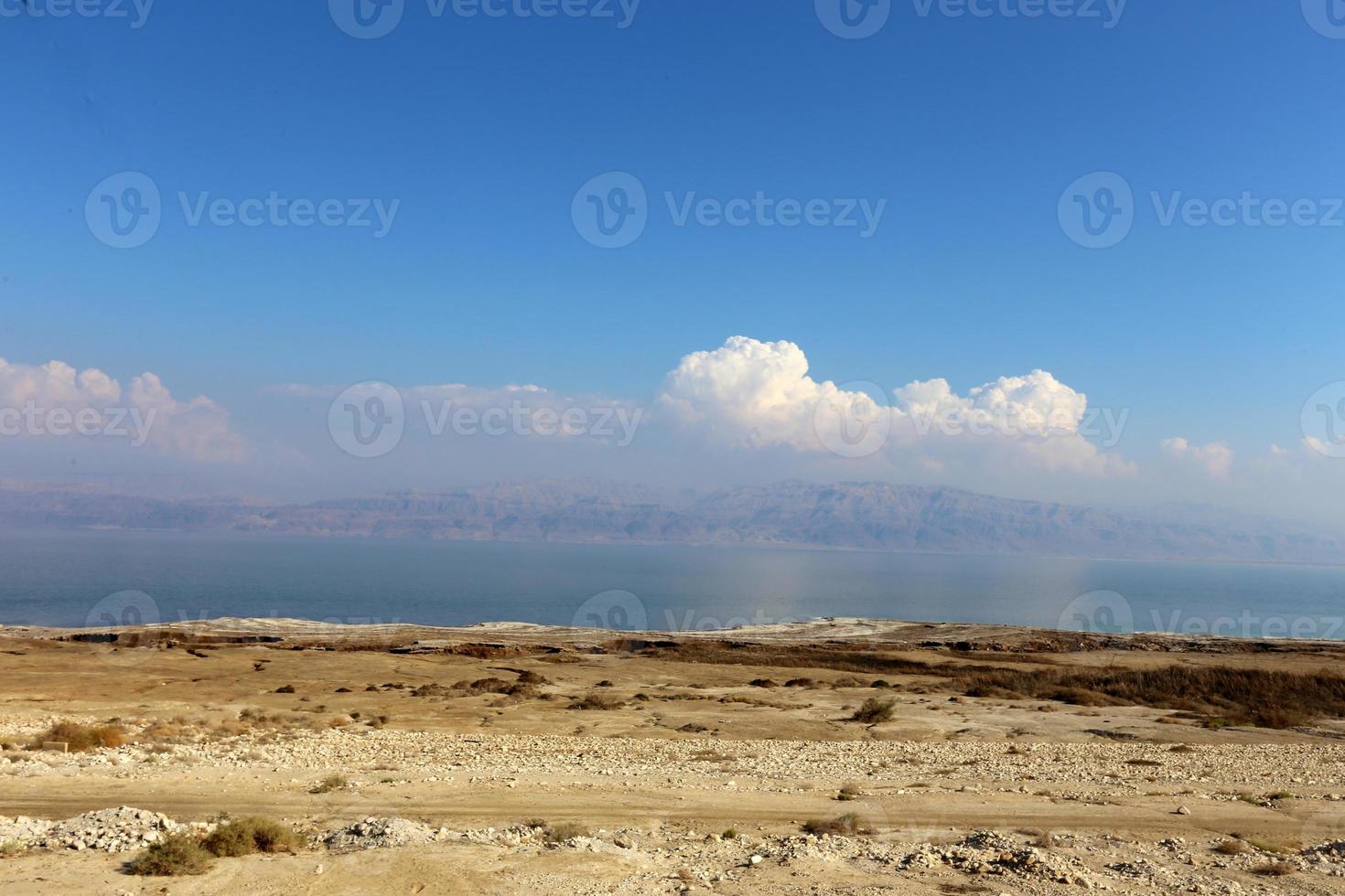 el mar muerto es un lago salado entre israel, jordania y la orilla oeste del río jordan. foto