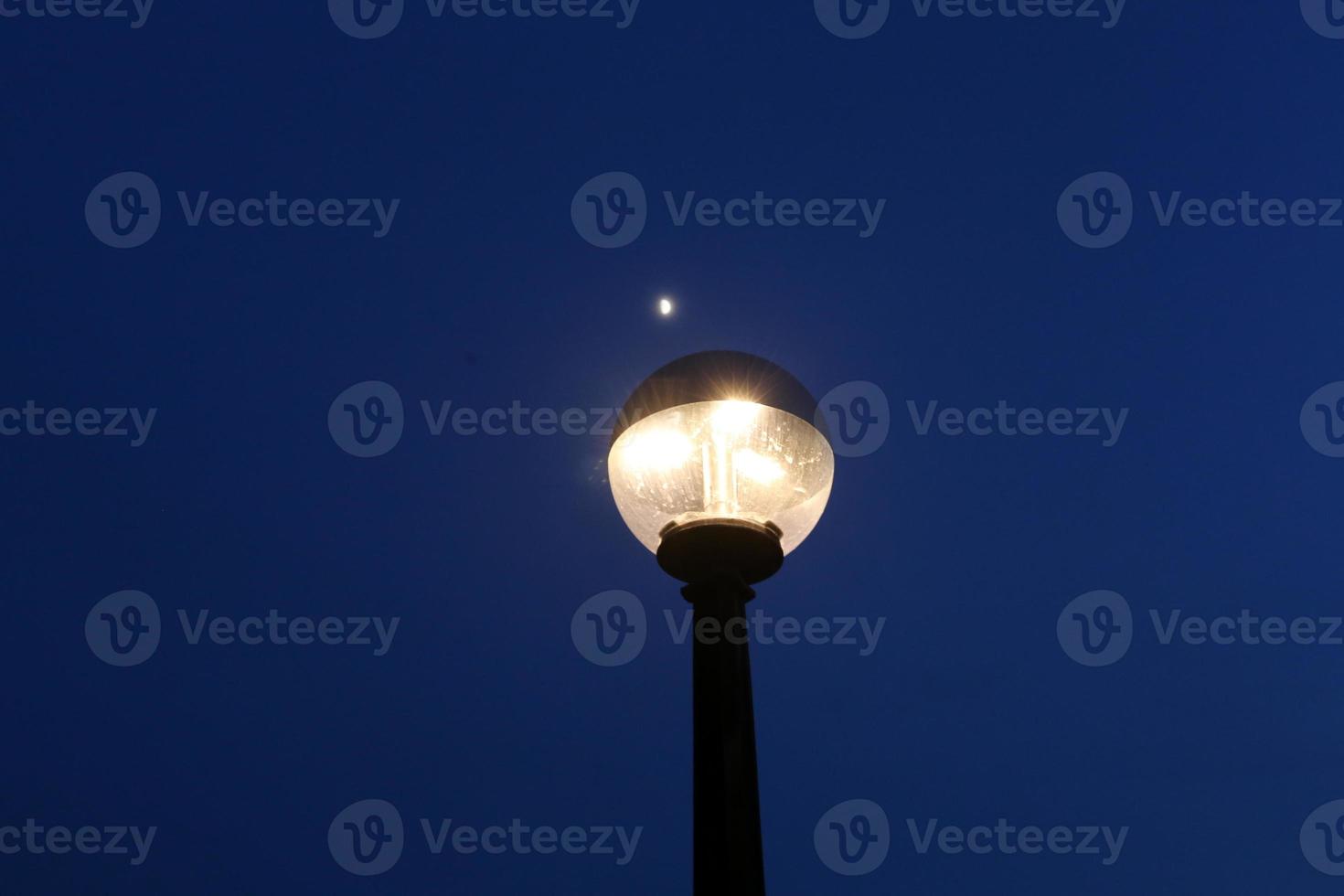 linterna - un dispositivo para iluminar la calle por la noche foto