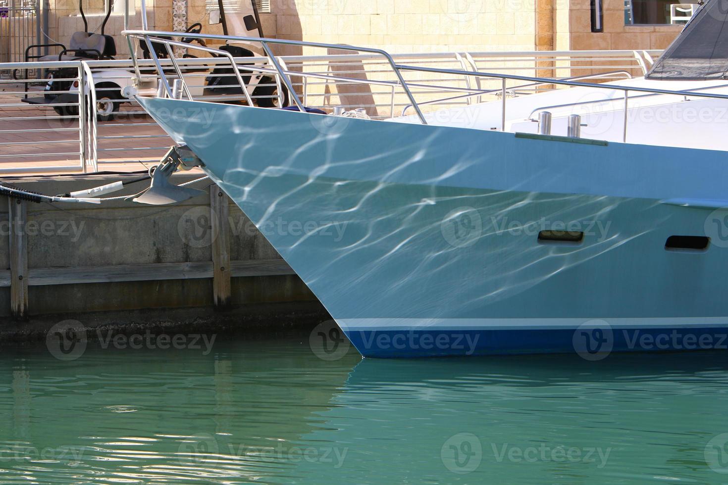 atracadero en la orilla del mar para amarrar barcos y yates foto