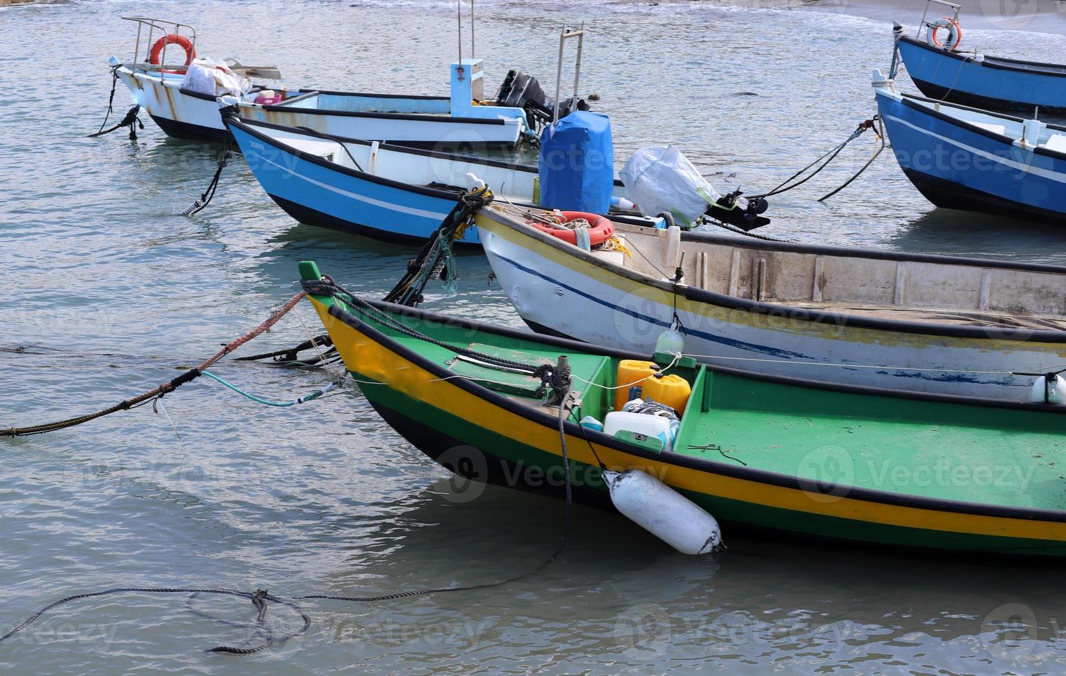 atracadero en la orilla del mar para amarrar barcos y yates foto