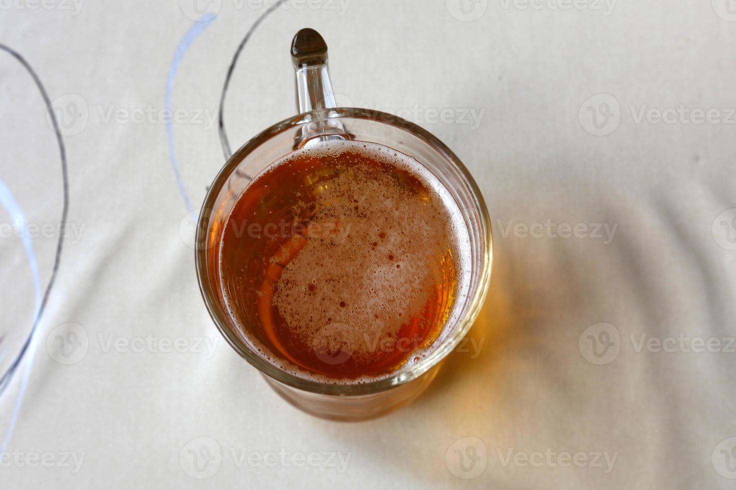 cerveza ligera fresca en un vaso. foto