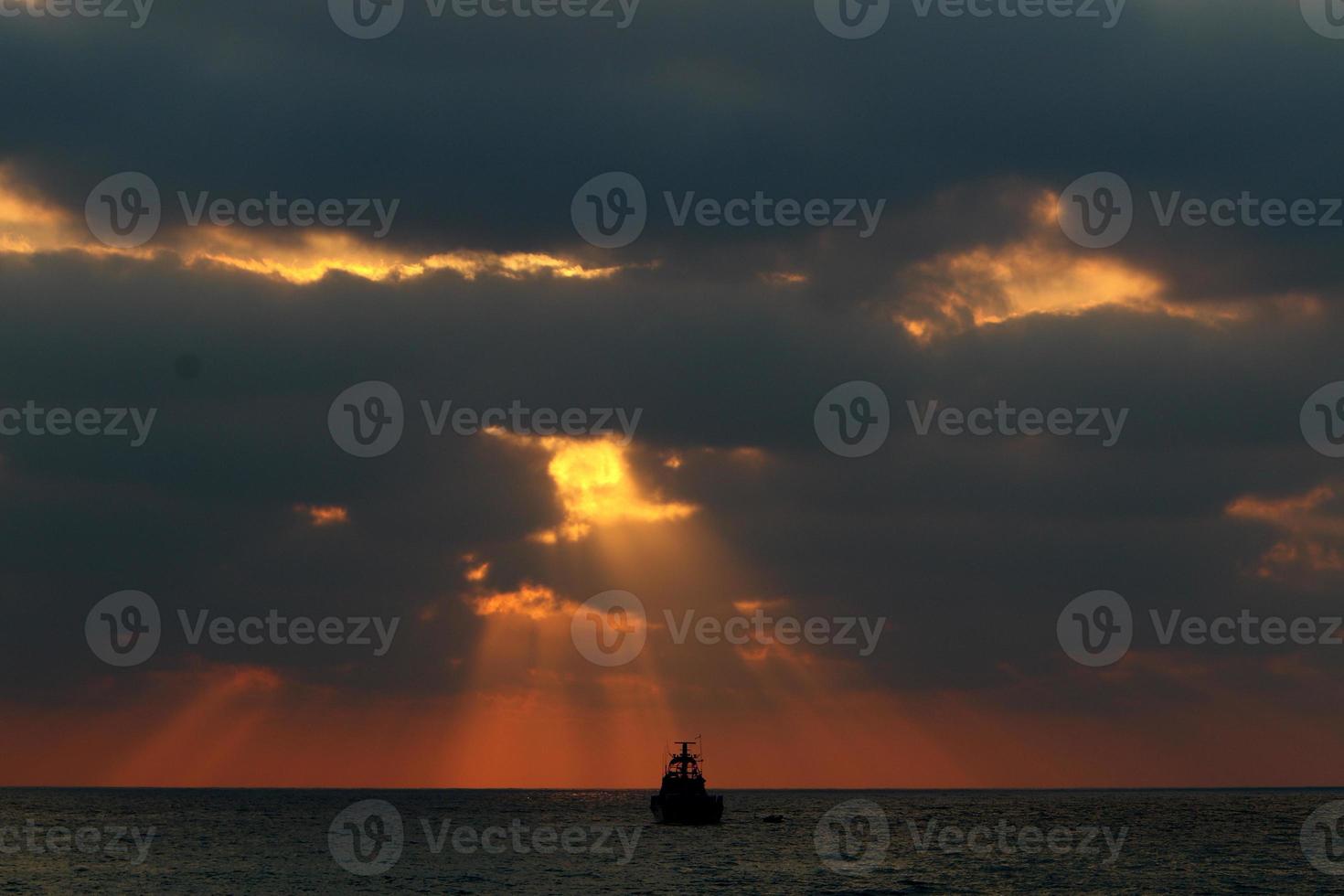 puesta de sol en el mar mediterraneo foto
