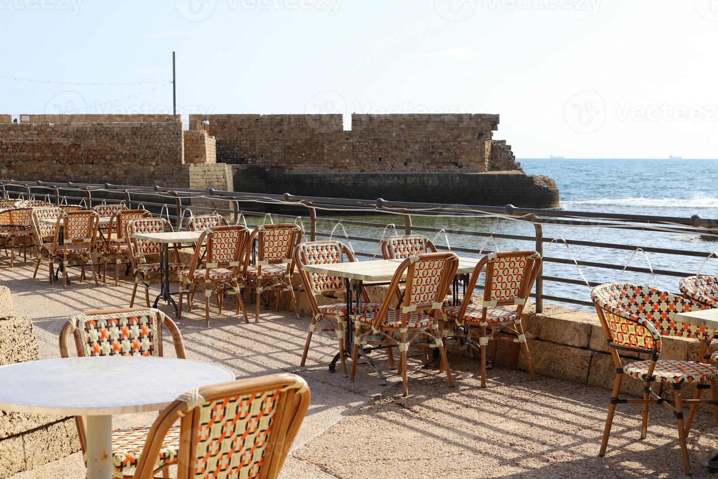 silla y mesa en un café de la costa mediterránea foto