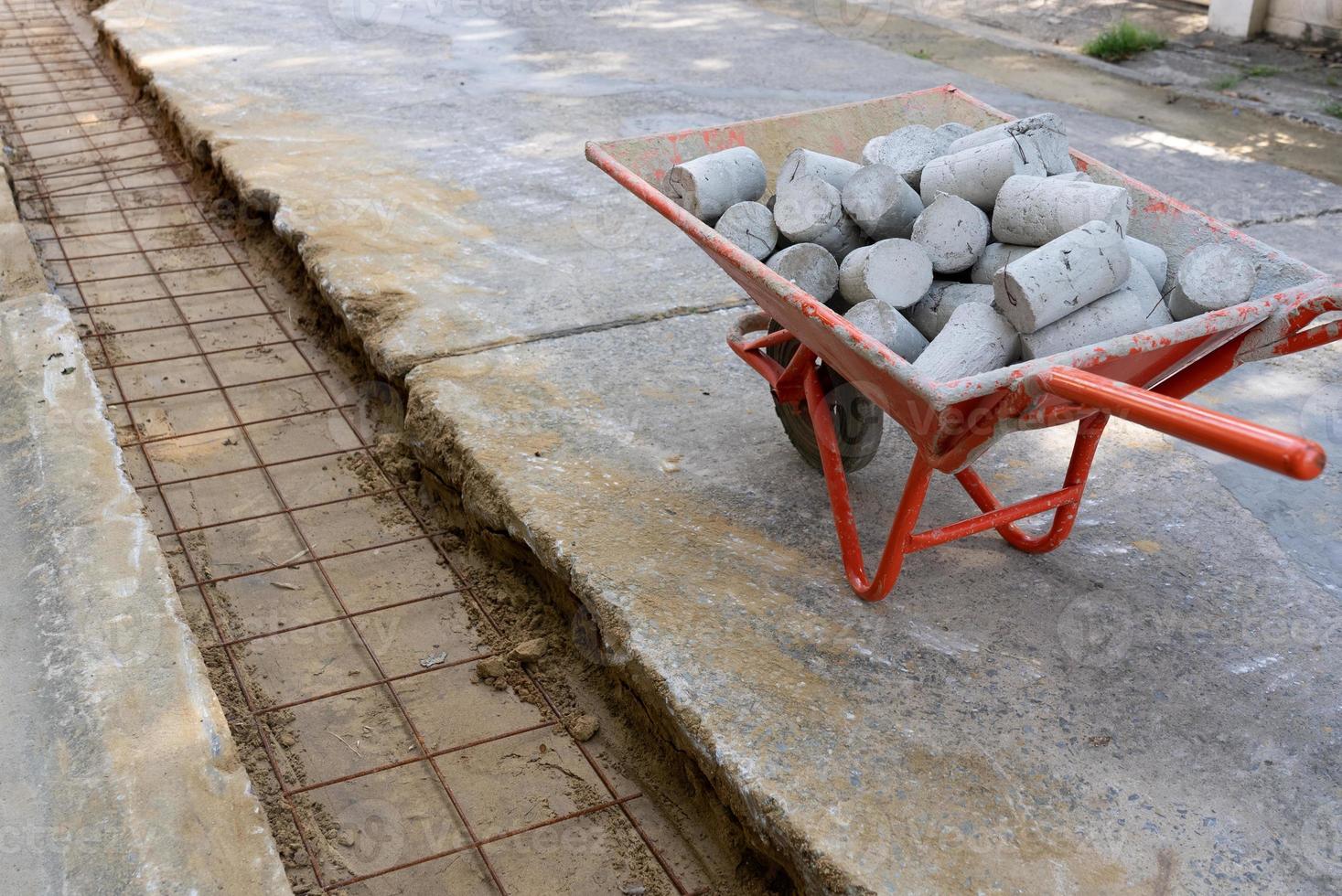 trabajador medir el nivel de malla de alambre de losa de hormigón que se utiliza para el refuerzo estructural de la carretera foto