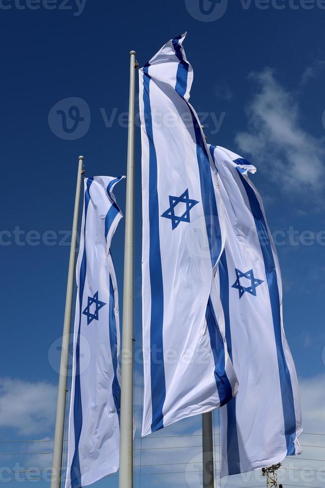 bandera azul y blanca israelí con la estrella de david foto