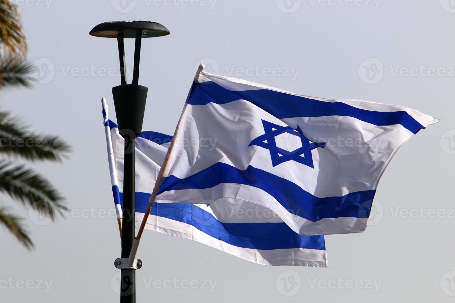 bandera azul y blanca israelí con la estrella de david foto