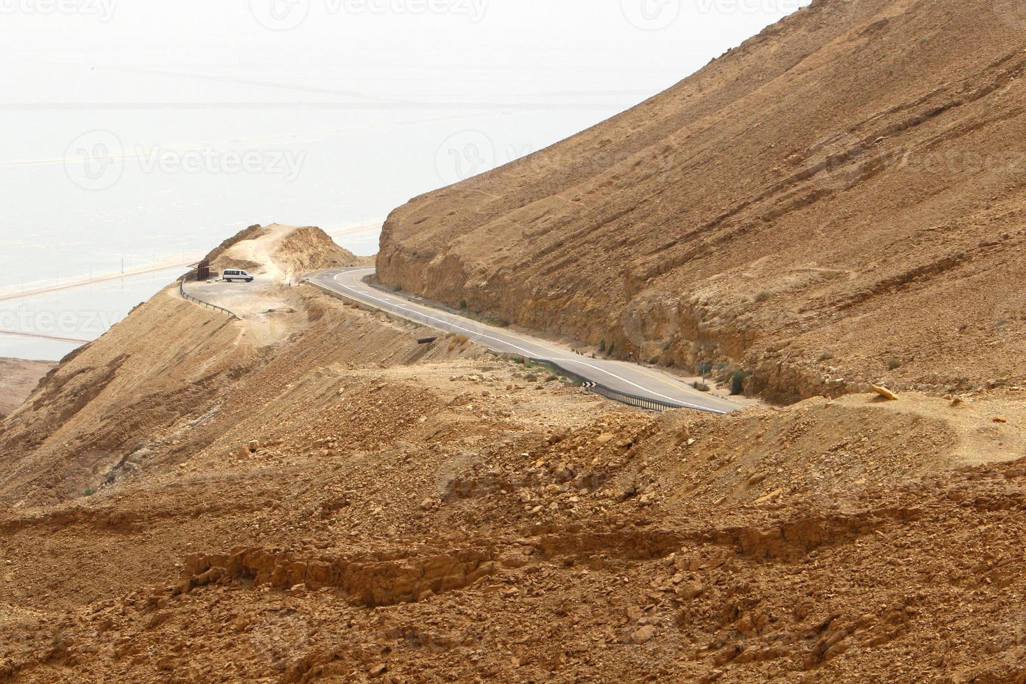 camino en las montañas de eilat en el desierto de negev foto