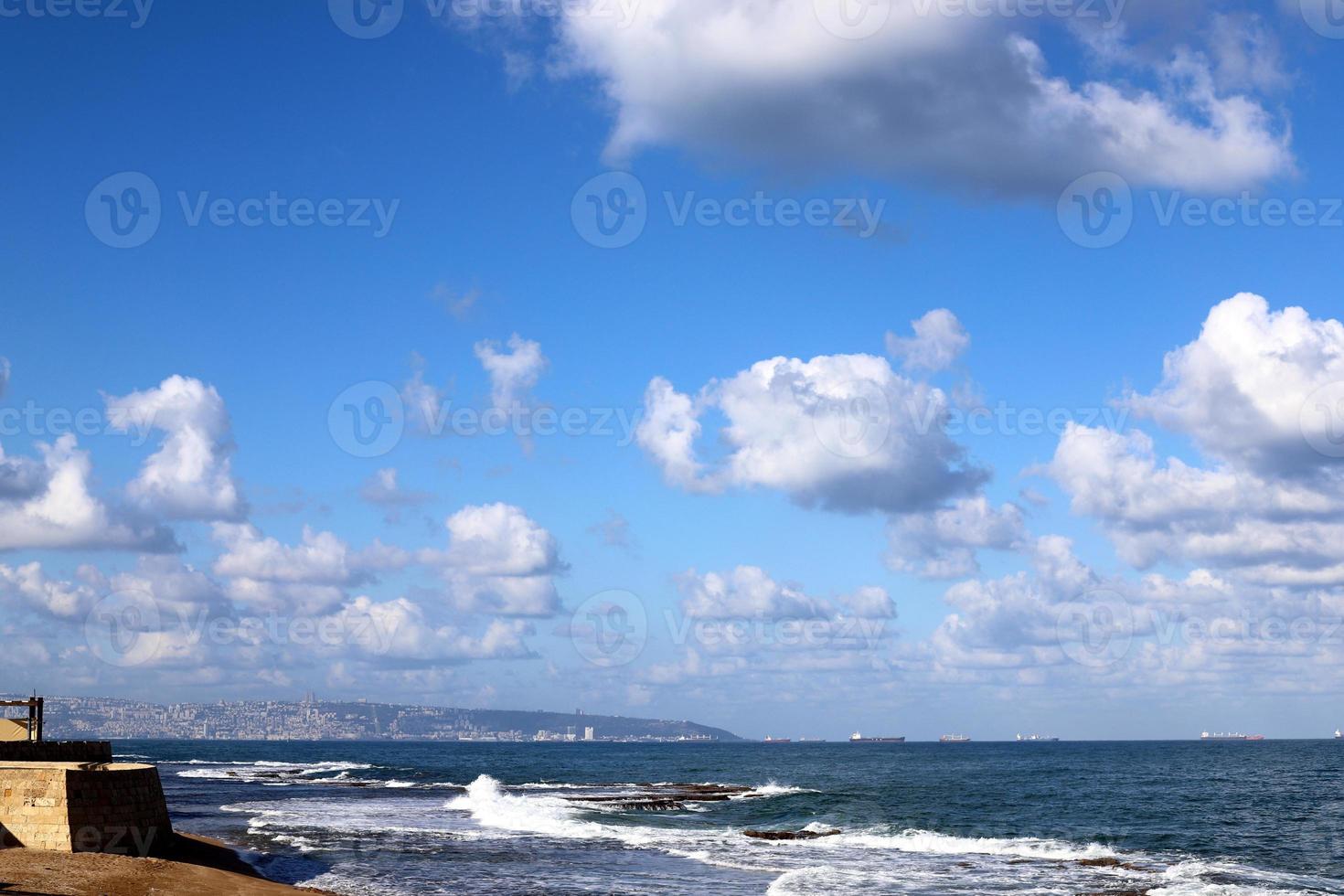 nubes en el cielo sobre el mar mediterráneo foto