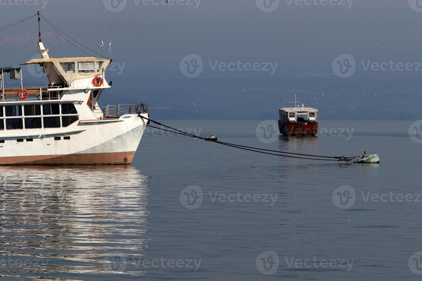 atracadero en la orilla del mar para amarrar barcos y yates foto