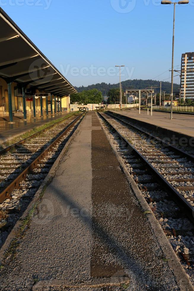 una carretera con vías férreas destinadas al movimiento de material rodante ferroviario. foto