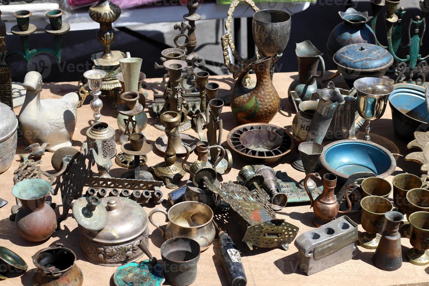 las cosas viejas y las herramientas se venden en un mercado de pulgas en israel foto